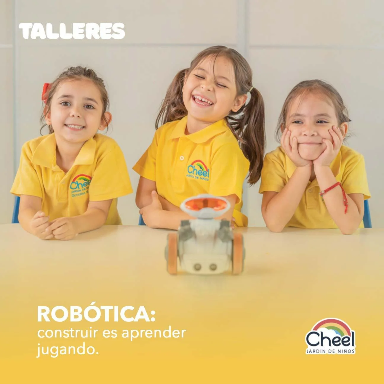 Niños en taller de robótica desarrollando pensamiento lógico en Kínder Cheel